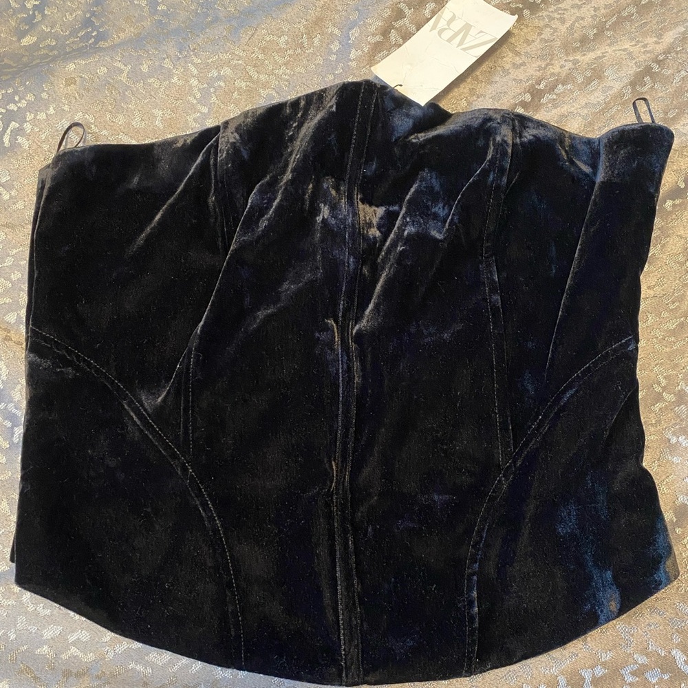 I’m selling a black corset shape top nice or wear to a dinner or a outing